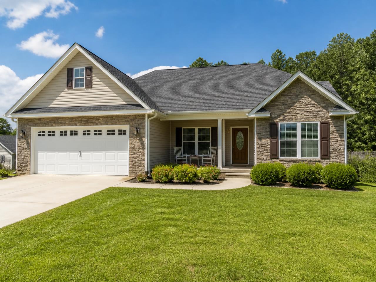 Single-family house for sale in East Tennessee with a green front lawn